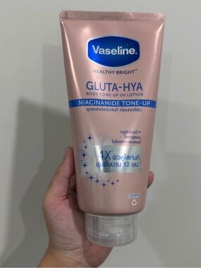 Vaseline Healthy Bright Gluta Hya Body UV
Lotion Niacinamide Tone Up 300ML